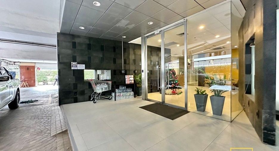 For rent 2 bedrooms condo in Bang Rak, Bangkok