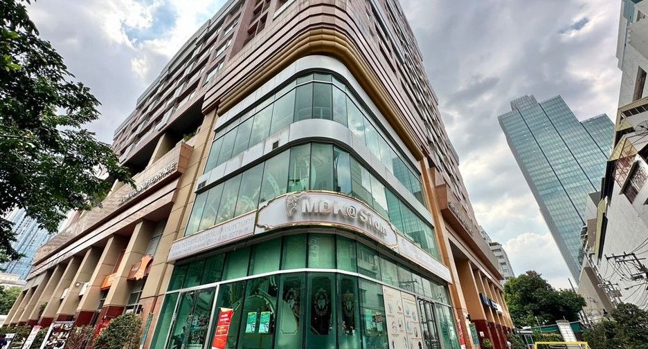 For rent 2 bedrooms condo in Bang Rak, Bangkok