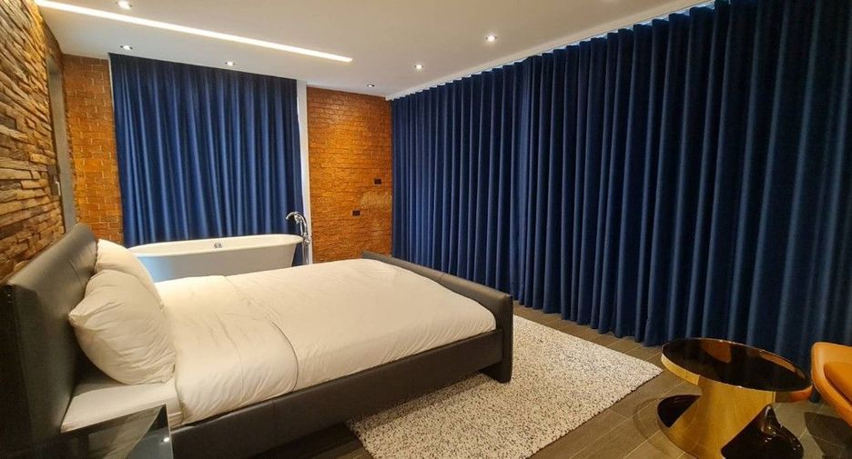 For sale 4 bedrooms condo in Watthana, Bangkok