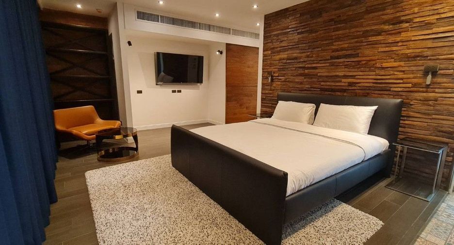 For sale 4 bedrooms condo in Watthana, Bangkok