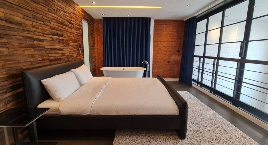 For sale 4 bedrooms condo in Watthana, Bangkok