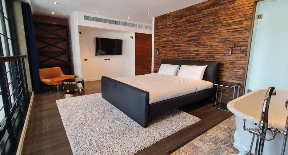 For sale 4 bedrooms condo in Watthana, Bangkok