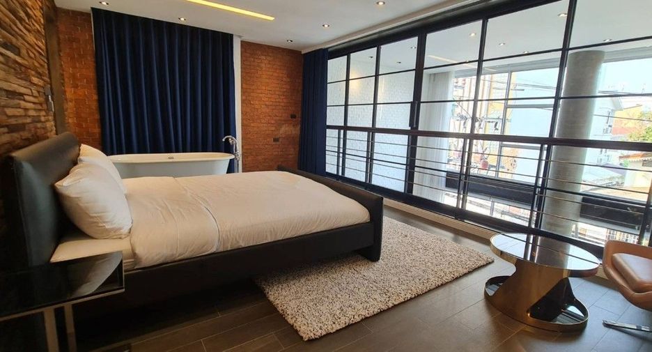 For sale 4 bedrooms condo in Watthana, Bangkok