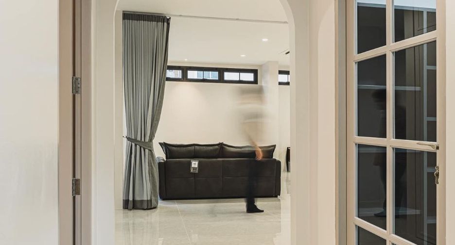 For sale 4 bedrooms house in Bangkok Noi, Bangkok