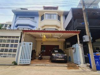 For rent 4 Beds townhouse in Watthana, Bangkok
