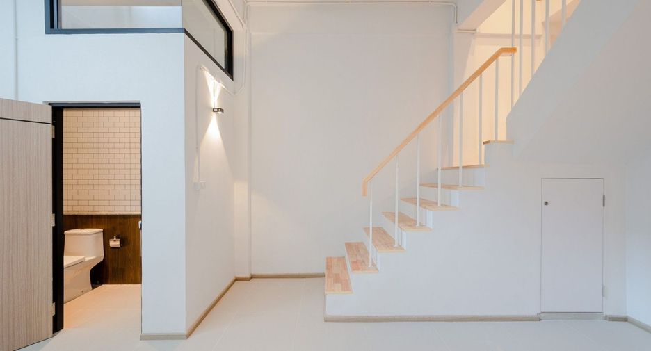 Casa adosada en venta de estudio en Bang Kho Laem, Bangkok