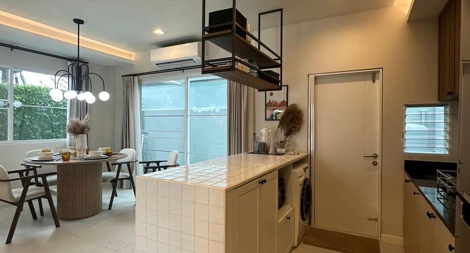 Casa adosada en alquiler de 3 habitaciones en Prawet, Bangkok