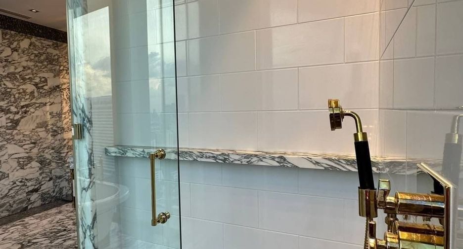 Condo en alquiler y en venta de 3 habitaciones en Sathon, Bangkok