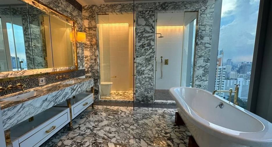 Condo en alquiler y en venta de 3 habitaciones en Sathon, Bangkok