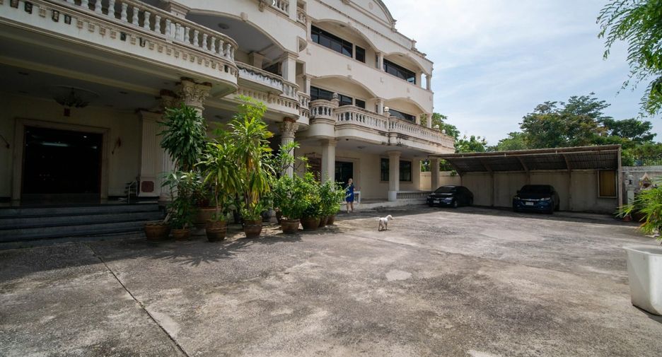For sale 79 bed hotel in Mueang Samut Prakan, Samut Prakan