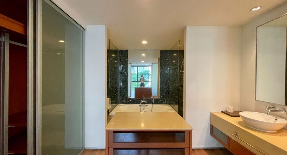 For sale 3 bedrooms condo in Khlong Toei, Bangkok