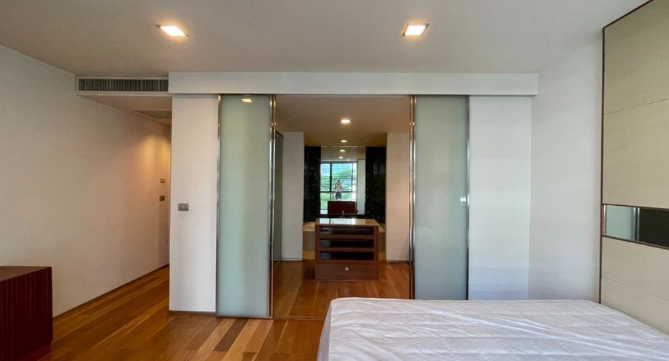 For sale 3 bedrooms condo in Khlong Toei, Bangkok