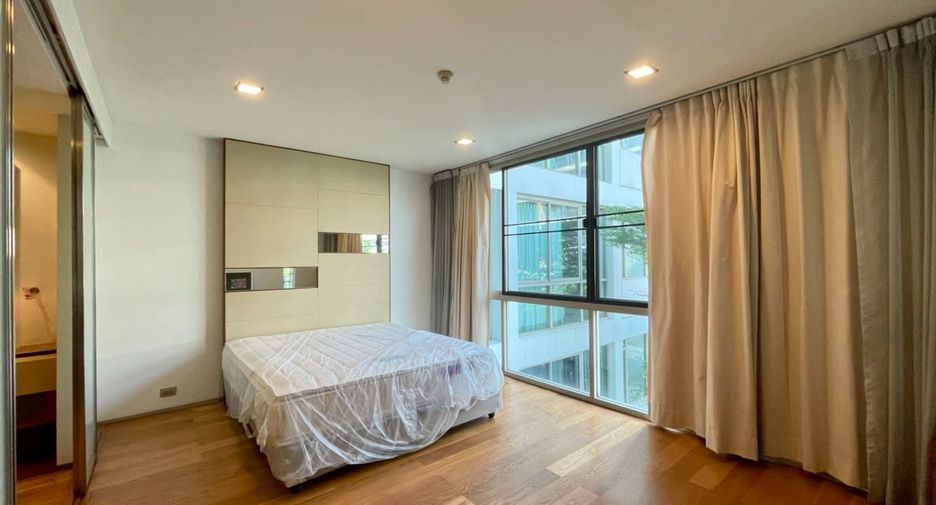 For sale 3 bedrooms condo in Khlong Toei, Bangkok