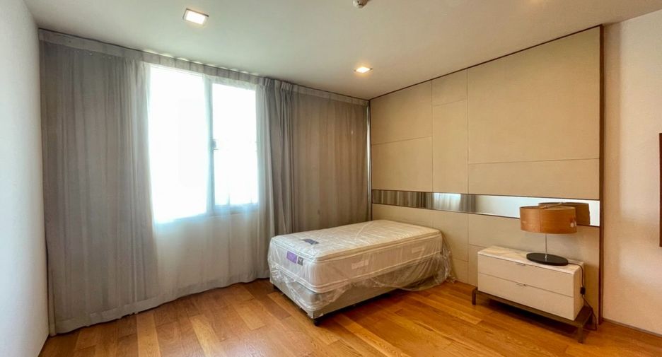 For sale 3 bedrooms condo in Khlong Toei, Bangkok
