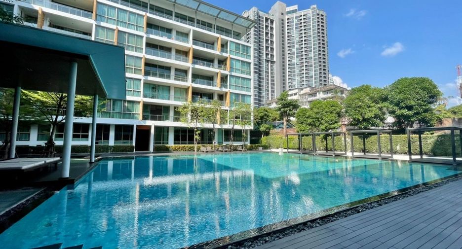 For sale 3 bedrooms condo in Khlong Toei, Bangkok
