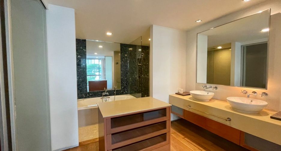 For sale 3 bedrooms condo in Khlong Toei, Bangkok