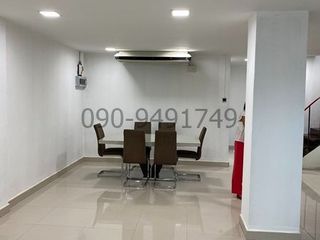 For rent 3 bedrooms house in Khlong Toei, Bangkok
