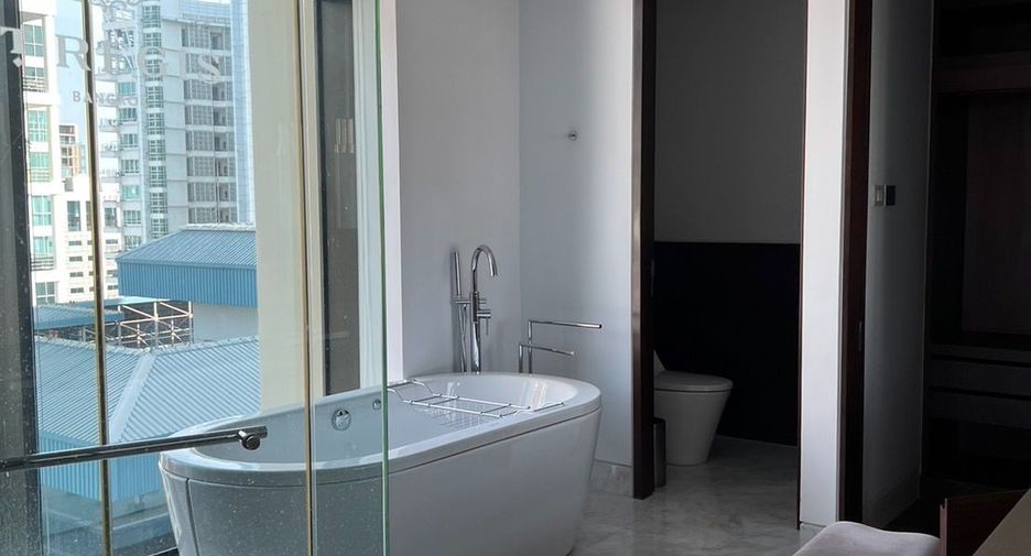 For rent 4 bedrooms condo in Pathum Wan, Bangkok