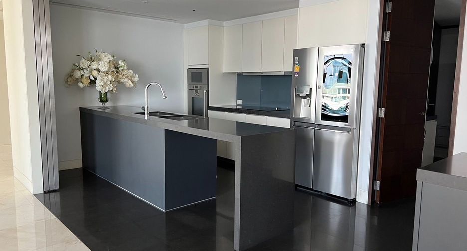 For rent 4 bedrooms condo in Pathum Wan, Bangkok
