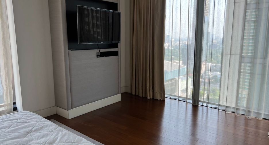 For rent 4 bedrooms condo in Pathum Wan, Bangkok