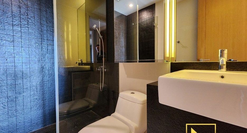 For rent 2 bedrooms condo in Yan Nawa, Bangkok