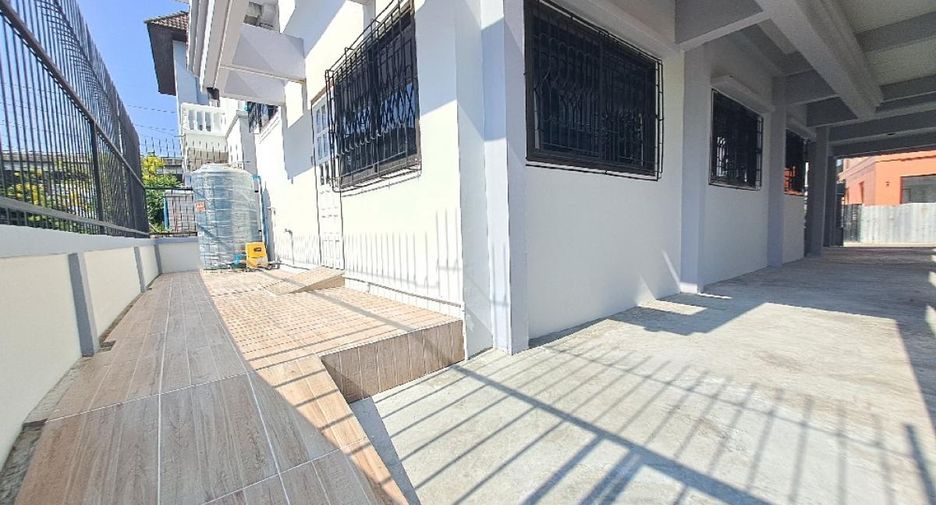 For rent and for sale 4 bed house in Taling Chan, Bangkok