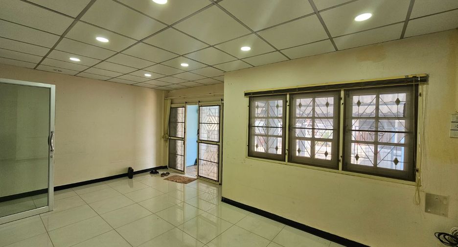 For sale 3 bedrooms townhouse in Don Mueang, Bangkok