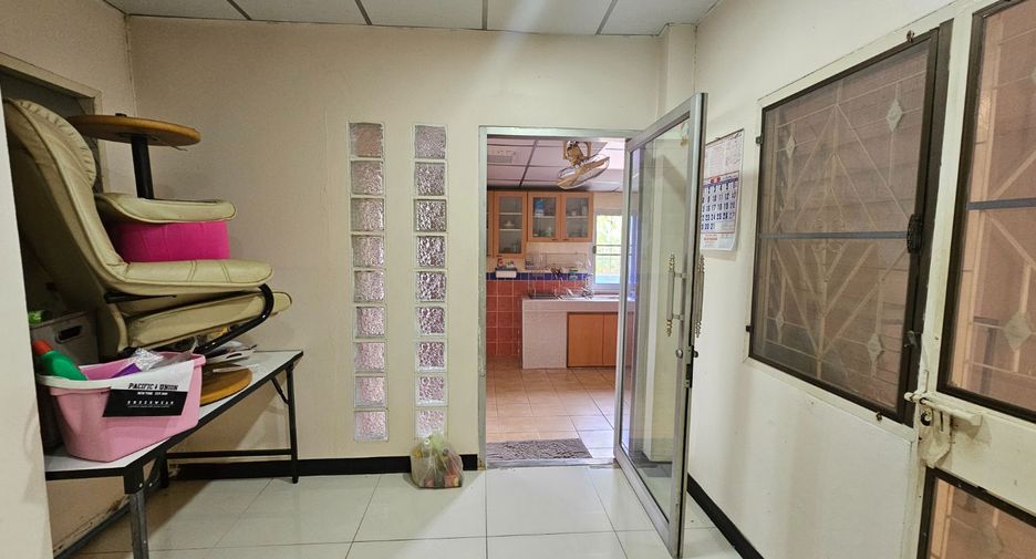 For sale 3 bedrooms townhouse in Don Mueang, Bangkok