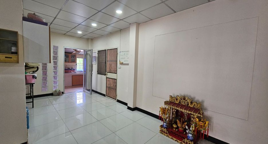 For sale 3 bedrooms townhouse in Don Mueang, Bangkok