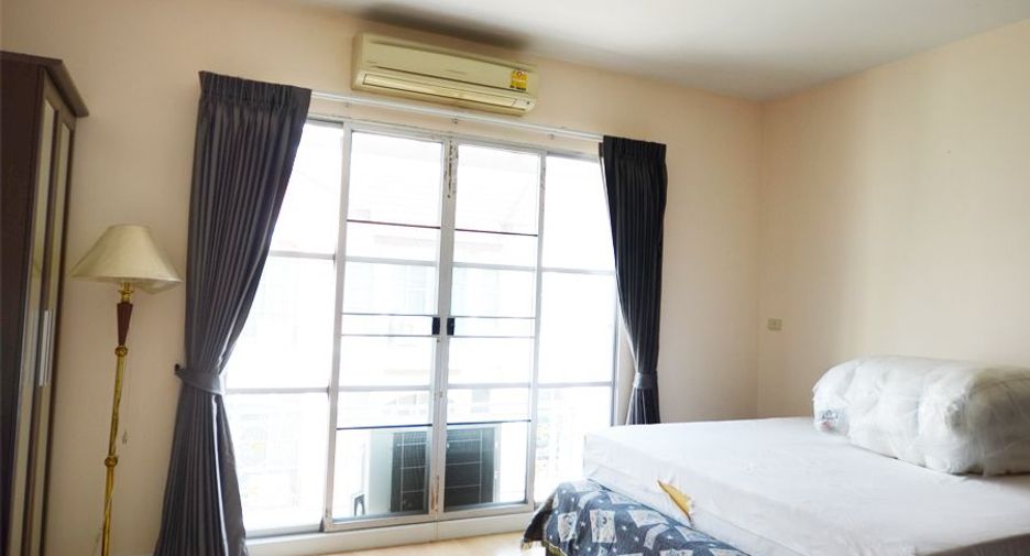 For sale 3 bedrooms townhouse in Lat Phrao, Bangkok