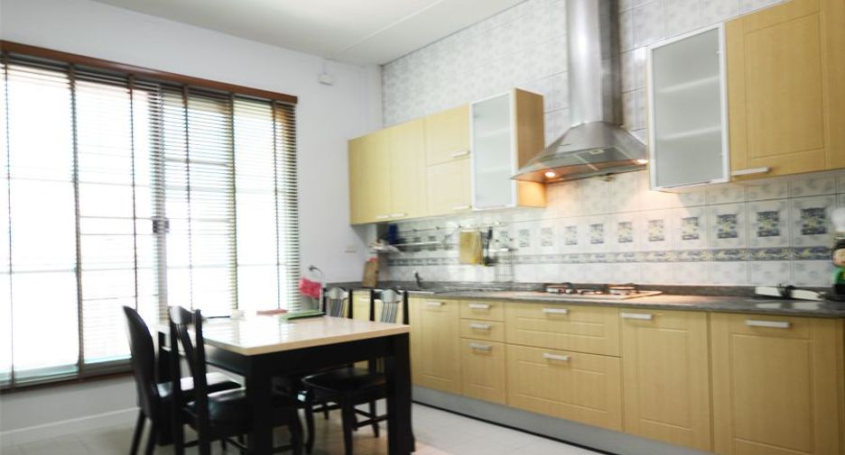 For sale 3 bedrooms townhouse in Lat Phrao, Bangkok