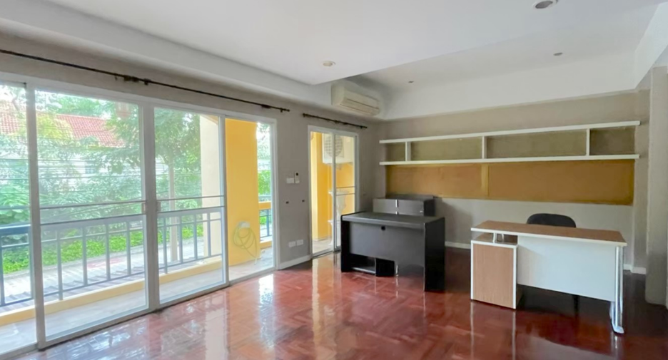 Casa adosada en venta y en alquiler de 3 habitaciones en Pak Kret, Nonthaburi