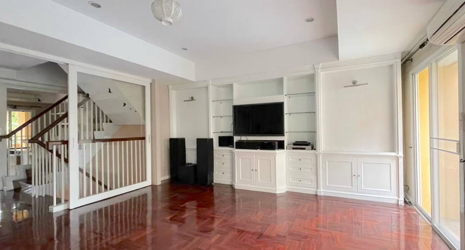 Casa adosada en venta y en alquiler de 3 habitaciones en Pak Kret, Nonthaburi