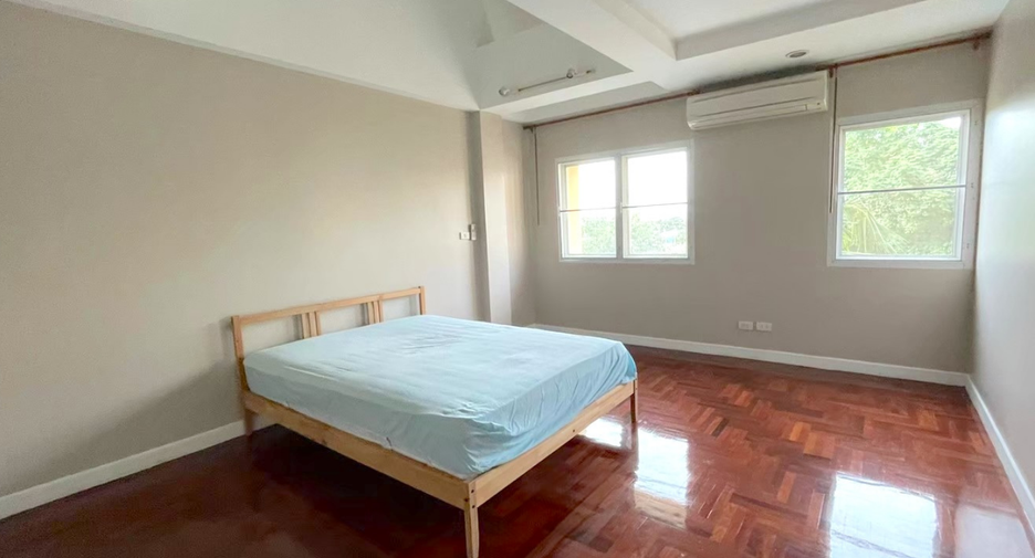 Casa adosada en venta y en alquiler de 3 habitaciones en Pak Kret, Nonthaburi