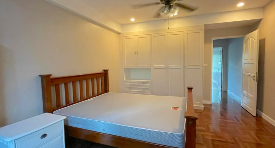 Casa adosada en venta y en alquiler de 3 habitaciones en Pak Kret, Nonthaburi