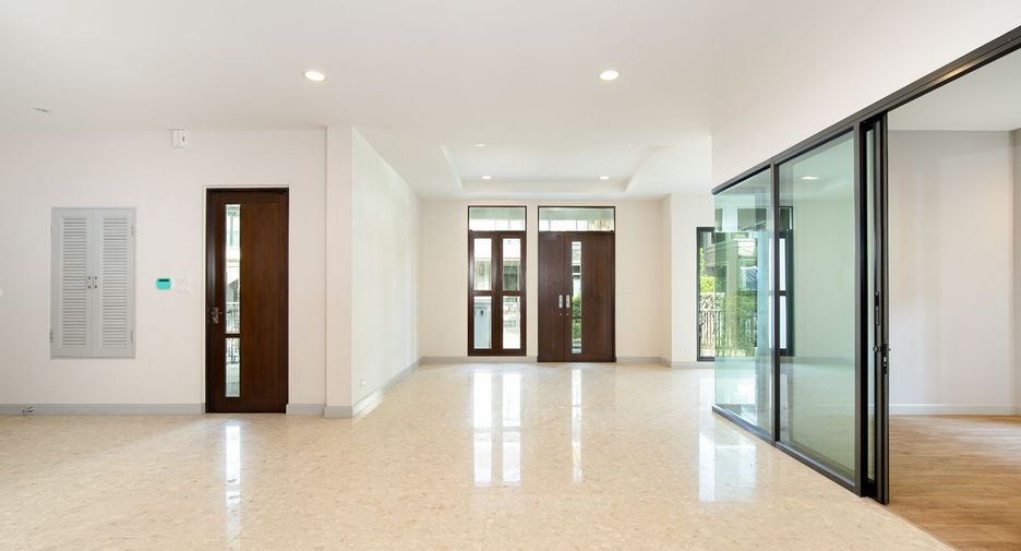 For sale 4 bedrooms house in Thon Buri, Bangkok
