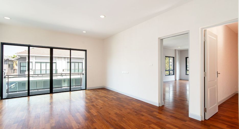 For sale 4 bedrooms house in Thon Buri, Bangkok