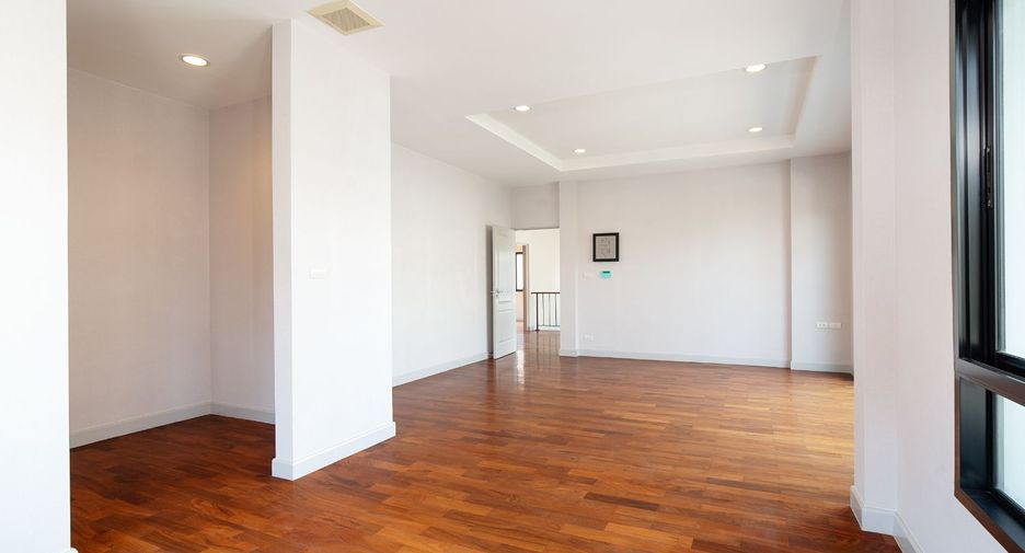 For sale 4 bedrooms house in Thon Buri, Bangkok