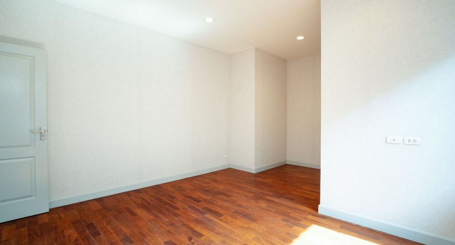 For sale 4 bedrooms house in Thon Buri, Bangkok