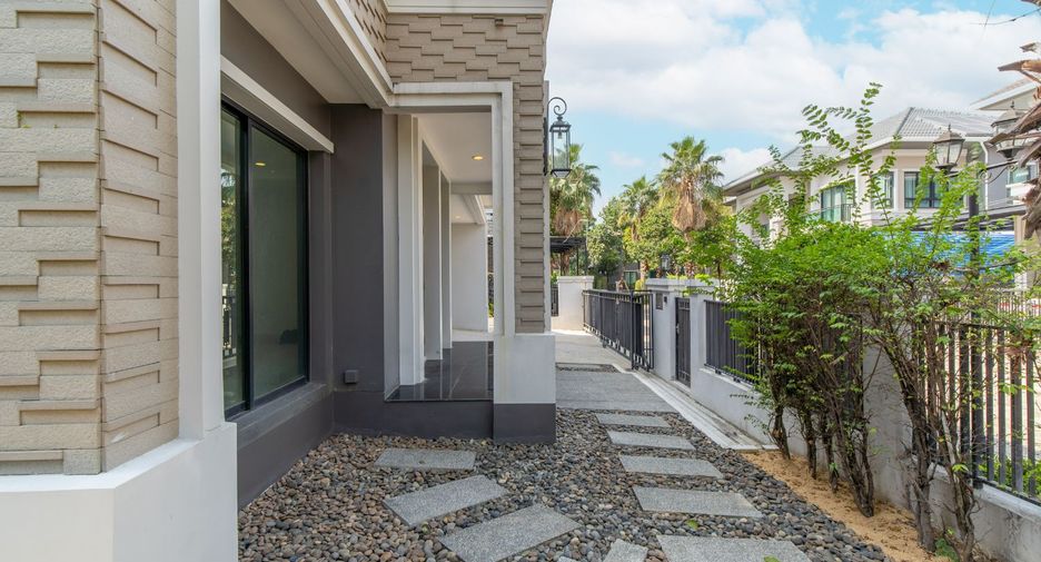 For sale 4 bedrooms house in Thon Buri, Bangkok