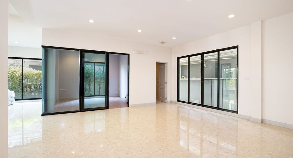 For sale 4 bedrooms house in Thon Buri, Bangkok