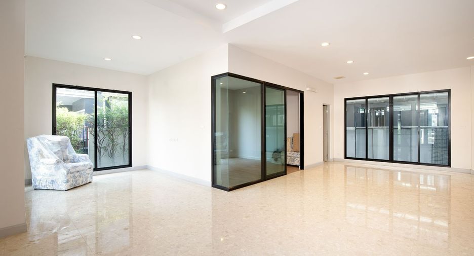 For sale 4 bedrooms house in Thon Buri, Bangkok
