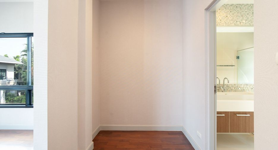 For sale 4 bedrooms house in Thon Buri, Bangkok