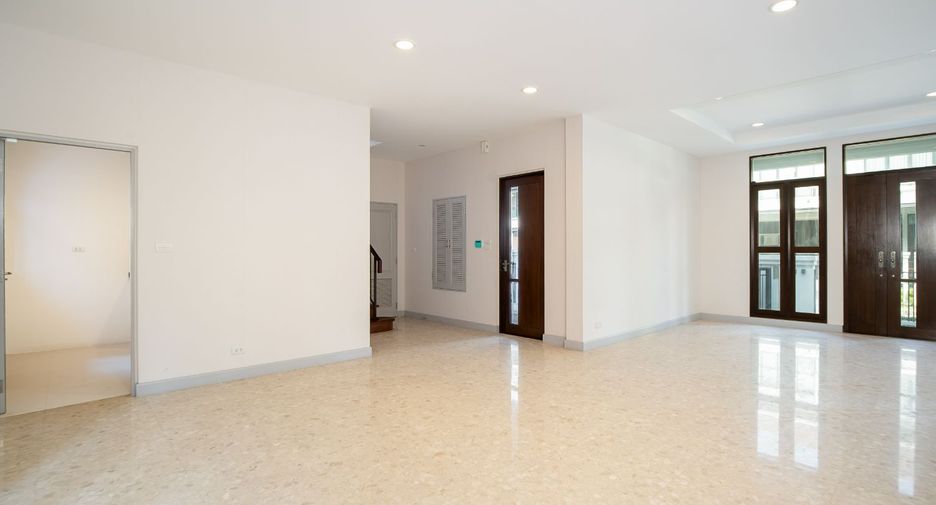 For sale 4 bedrooms house in Thon Buri, Bangkok