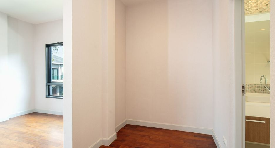 For sale 4 bedrooms house in Thon Buri, Bangkok