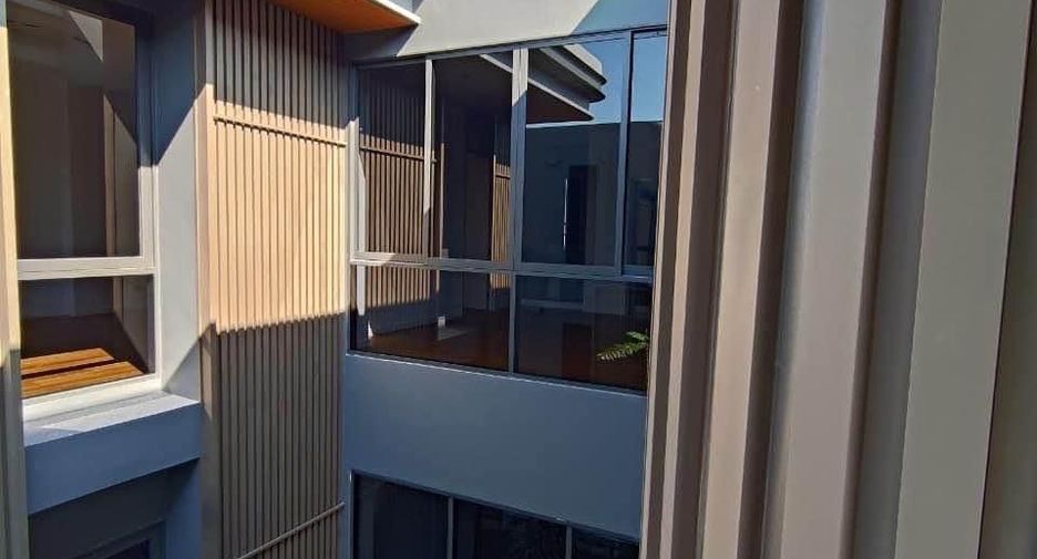 For rent and for sale 4 bedrooms house in Wang Thonglang, Bangkok
