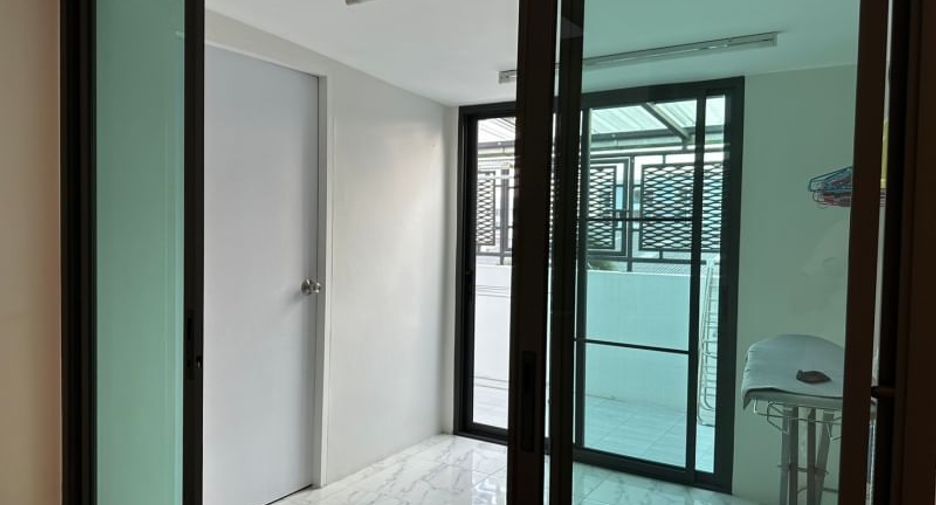 For rent 2 bedrooms townhouse in Yan Nawa, Bangkok
