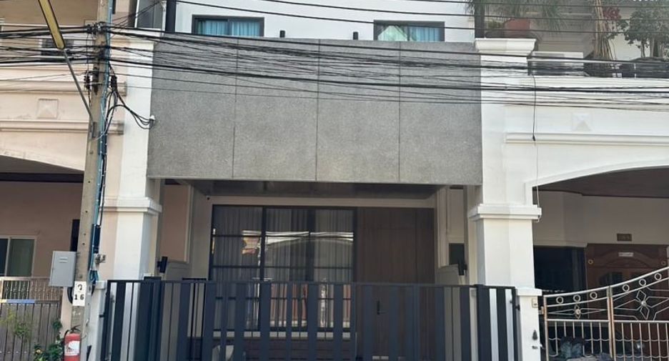 For rent 2 bedrooms townhouse in Yan Nawa, Bangkok