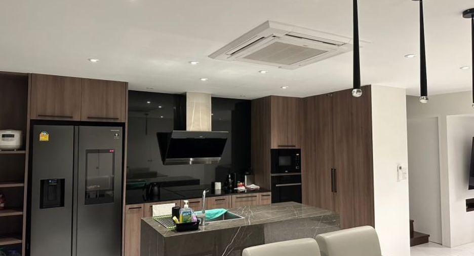 For rent 2 bedrooms townhouse in Yan Nawa, Bangkok