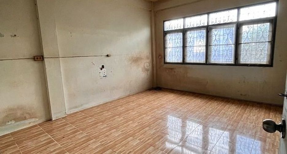 For rent and for sale 3 bedrooms retail Space in Bang Kho Laem, Bangkok
